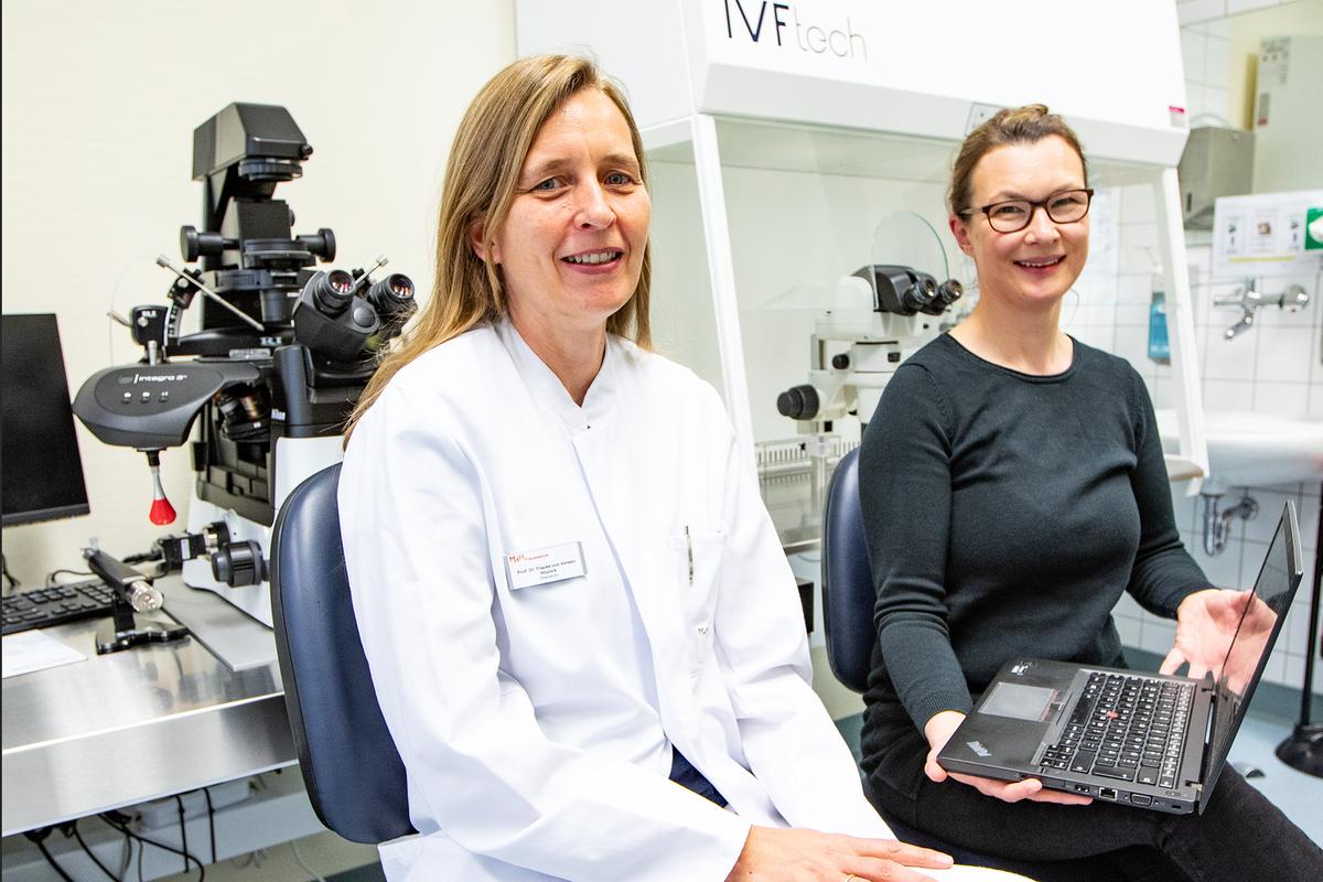 Professor Dr Frauke von Versen-Höynck and Dr Yvonne Ziert sit in front of a special microscope for performing artificial insemination in a laboratory at the MHH Women's Clinic.
