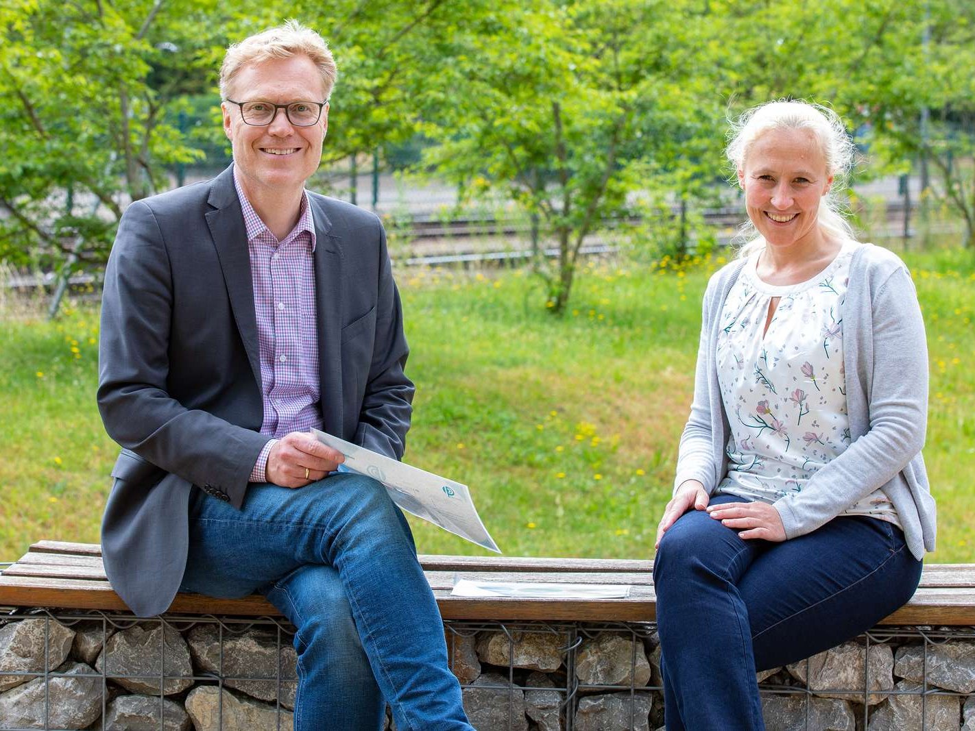 Professor Dr Stephanie Stiel and Professor Dr Nils Schneider sitting next to each other on a park bench