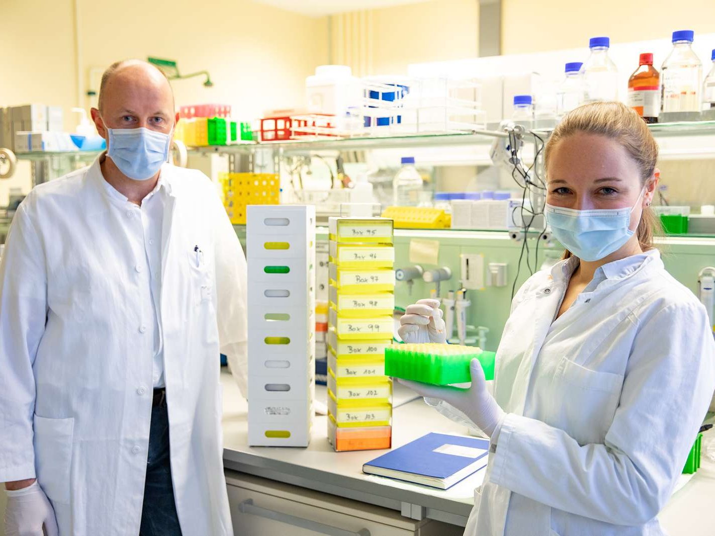 Professor Dr Georg Behrens and doctoral student Anne Cossmann with stored blood samples from the CoCo study. 