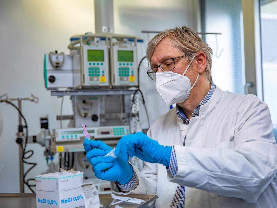 Professor Dr. Tobias Welte bei der Vorbereitung einer Medikation, Copyright: Karin Kaiser / MHH.