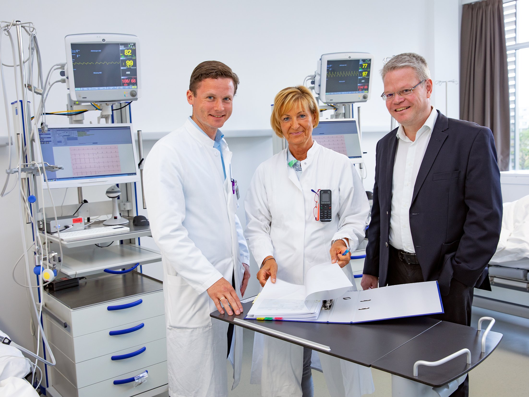 Prof. Dr. Christoph Schindler (from right to left), the head study nurse Carola Westenberg and investigator Dr. Macus May. Copyright: MHH / Karin Kaiser.
