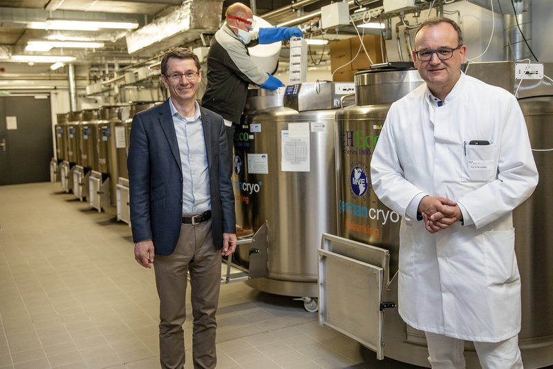 Professors Thomas Illig (left) and Markus Cornberg (right) in the biobank. 